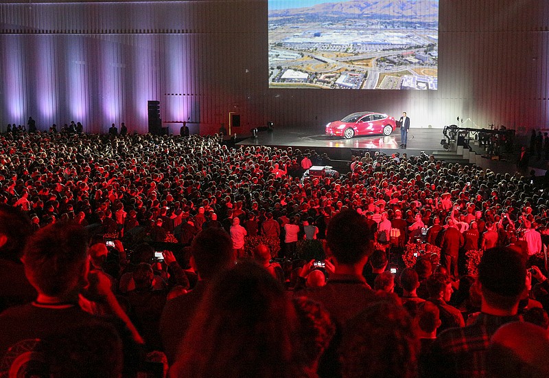 Tesla Model 3 vyjíždí